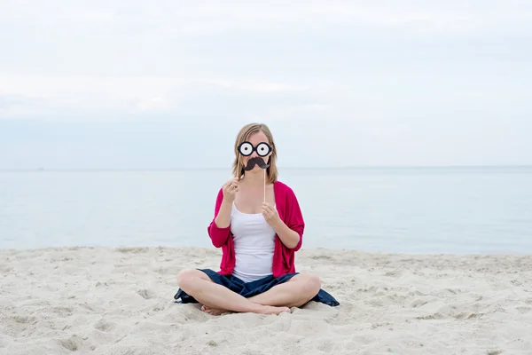 Mujer divertida en una playa — Foto de Stock