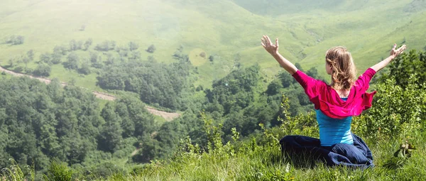 女性が山で瞑想します。 — ストック写真