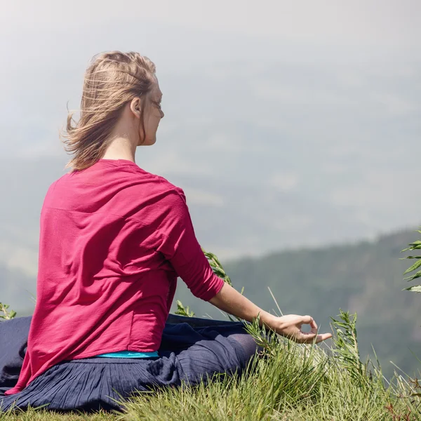 Kadın meditasyon dağlar — Stok fotoğraf