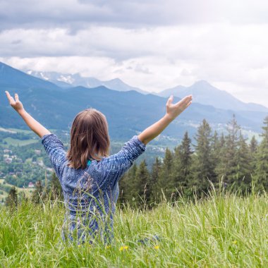 Kadın meditasyon dağlar