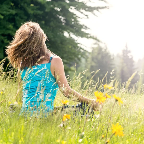 Vrouw mediteren op de bergen — Stockfoto