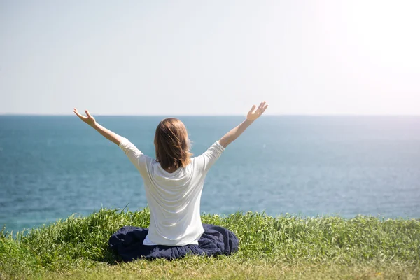 Mulher meditando no mar — Fotografia de Stock