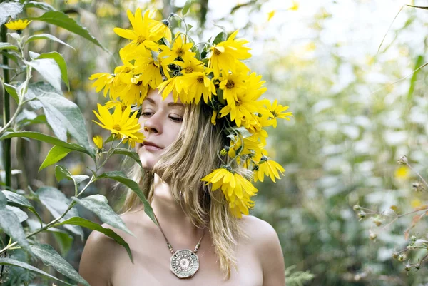 Porträtt av en vacker blond kvinna med blommor — Stockfoto