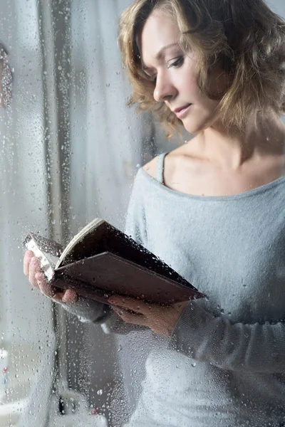 Portrait of Young woman — Stock Photo, Image