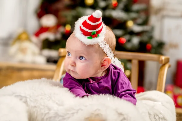 Litet barn med santa hatt — Stockfoto