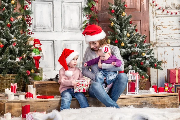산타 모자에 행복 한 가족 — 스톡 사진