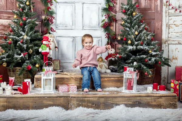 Glad tjej med julklappar — Stockfoto