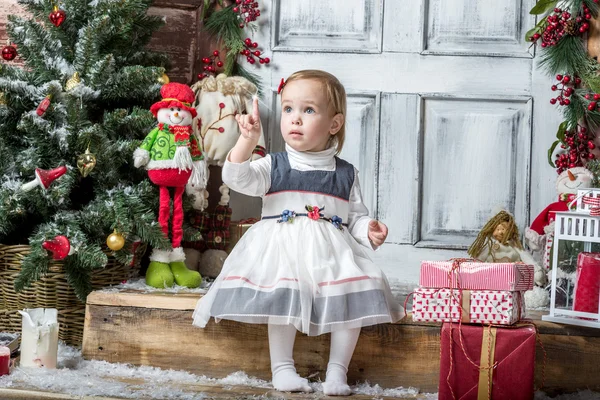 Glad tjej med julklappar — Stockfoto