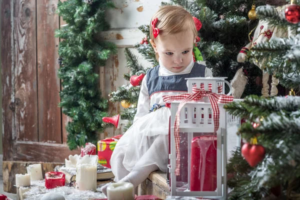 Glad tjej med julklappar — Stockfoto