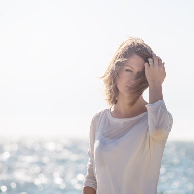 Sahilde güzel bir kız