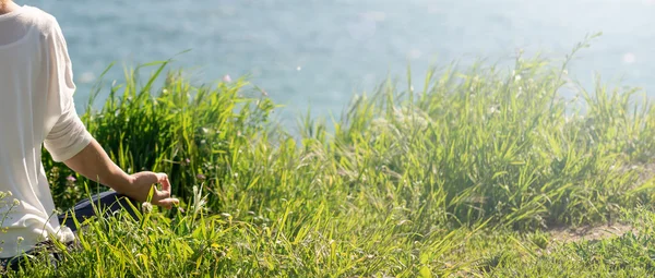 Frau meditiert am Meer — Stockfoto