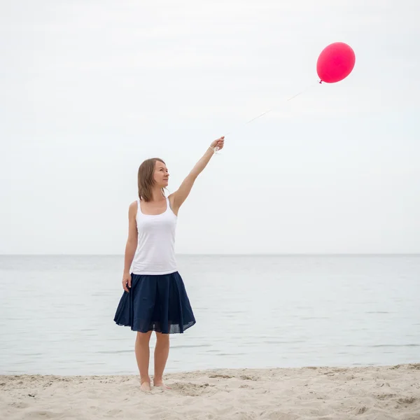 Chica feliz sosteniendo globo de aire — Foto de Stock