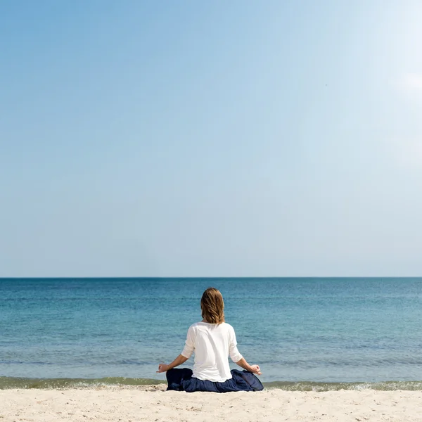 Žena meditující u moře — Stock fotografie