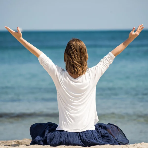 Mulher meditando no mar — Fotografia de Stock