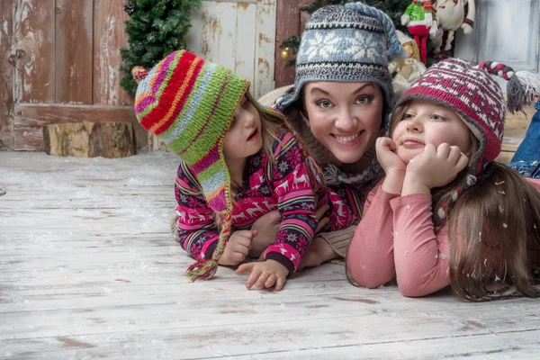 Feliz madre e hijas —  Fotos de Stock