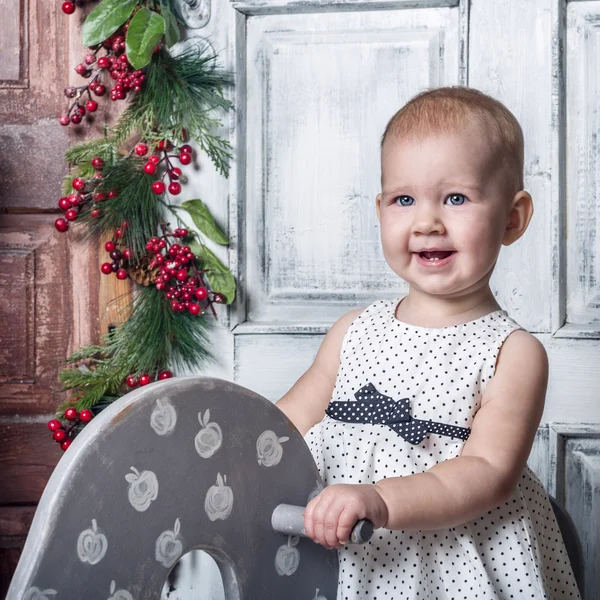 Baby på trähäst — Stockfoto