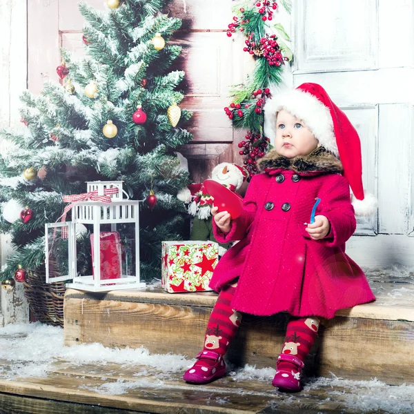 Niña con disfraz de Santa —  Fotos de Stock