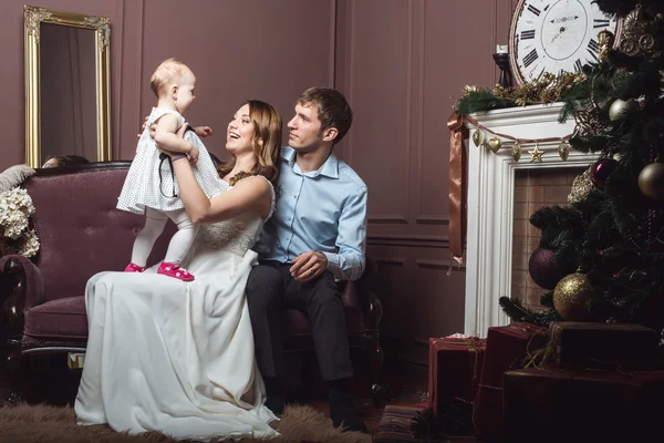 Los padres jóvenes y sus hijas —  Fotos de Stock