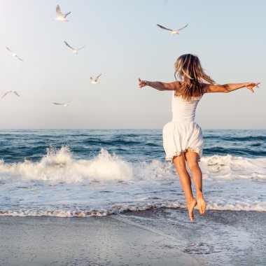 güzel kız denize atlama