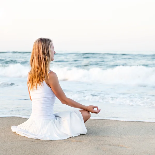 Woman meditating at the sea — Stock Photo, Image