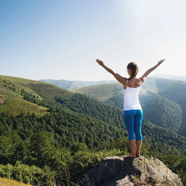 Young woman meditate on the top of mountain — Stock Photo, Image