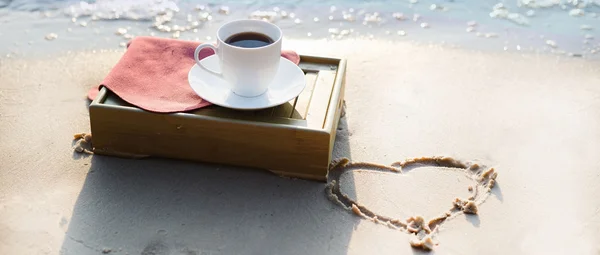 Tasse de café à la plage — Photo