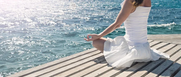 Femme méditant à la mer — Photo