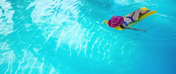 年轻女人享受一个游泳池 — 图库照片