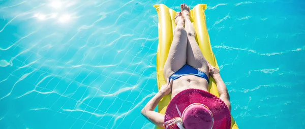 Giovane donna godendo di una piscina — Foto Stock