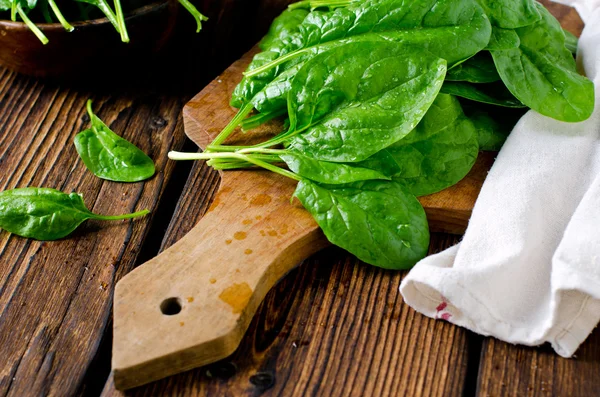 Fresh spinach on a cutting wooden board — Stock Photo, Image