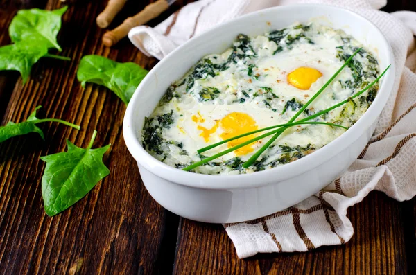 Spenat i ugn med ost, ägg och ris — Stockfoto