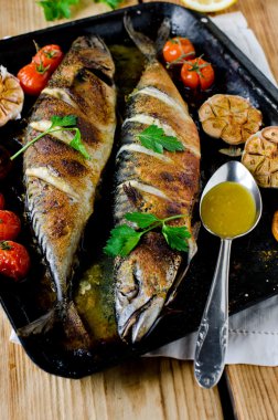 Limon, sarımsak ve domates ile fırında uskumru