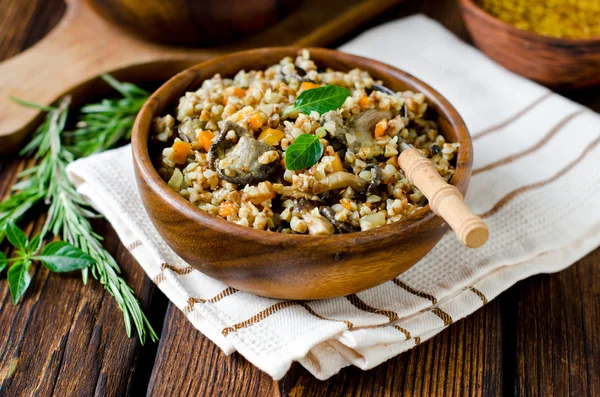 Buckwheat stewed with mushrooms — Stock Photo, Image