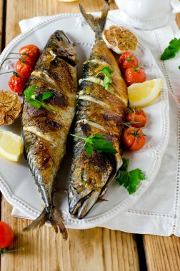 Limon, sarımsak ve domates ile fırında uskumru