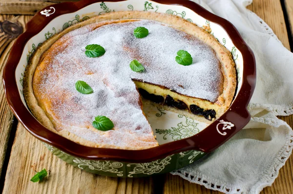 Torte mit Quark und Pflaumen — Stockfoto