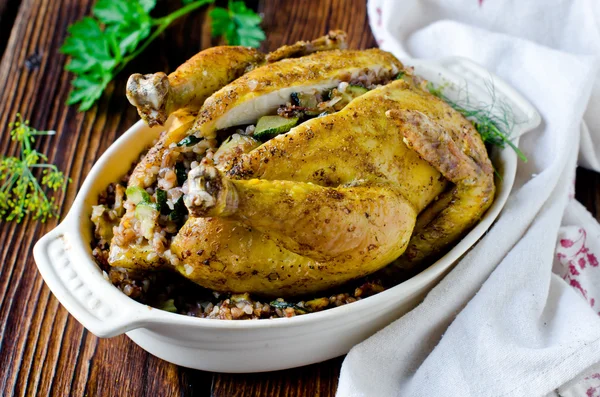 Pečené kuře plněné pohankou a cuketou — Stock fotografie