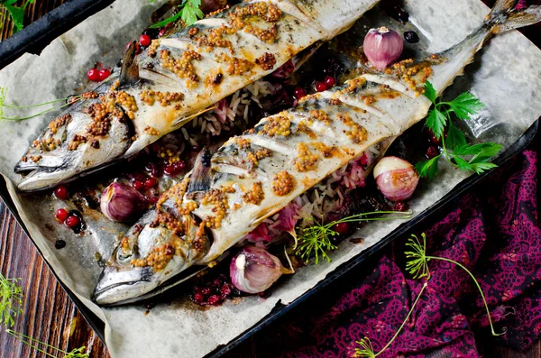 Mackerel baked with red currants, grain mustard and rice — Stock Photo, Image