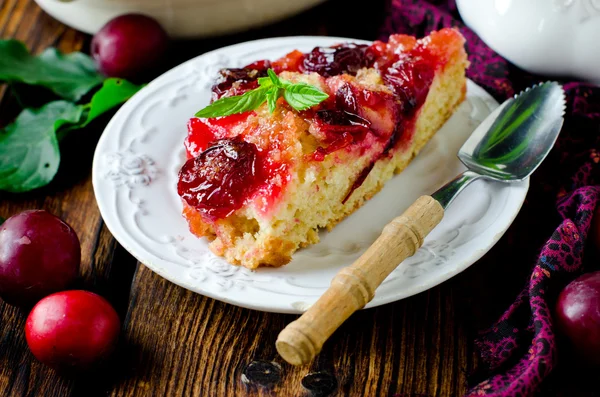 Gâteau aux prunes et au caramel — Photo