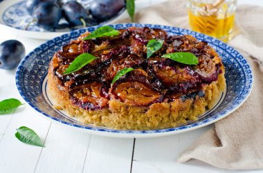 Mısır unu gluten olmadan karamelize Erik ile pasta