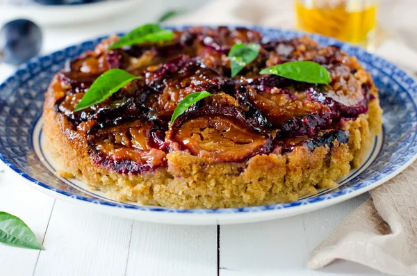 Taart met gekarameliseerde pruimen zonder gluten in maïsmeel — Stockfoto