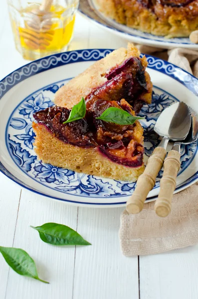 Torta com ameixas caramelizadas sem glúten em farinha de milho — Fotografia de Stock