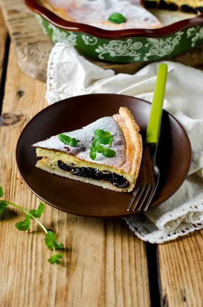 Пирог с творогом и черносливом — стоковое фото