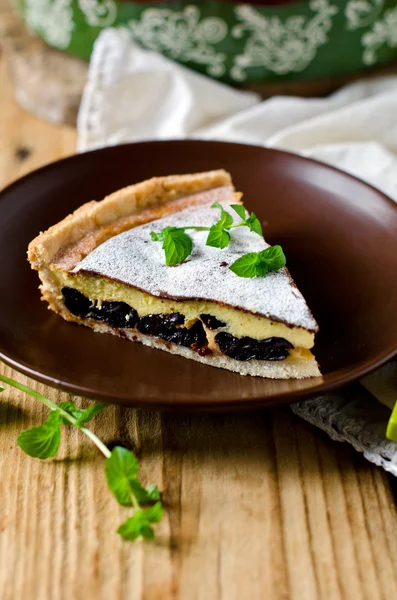 Tart with cottage cheese and prunes — Stock Photo, Image