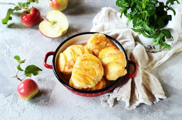 Блинчики Карамельными Яблоками Миске Сером Фоне — стоковое фото