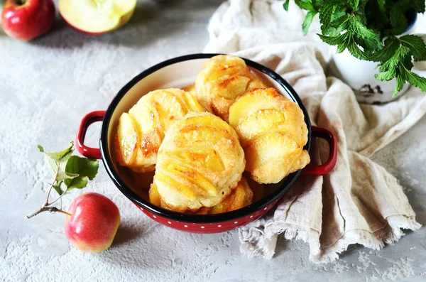 Pannkakor Med Karamelliserade Äpplen Skål Grå Bakgrund — Stockfoto