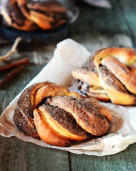 Pan Pan Retorcido Canela Babka Sobre Fondo Madera Oscura Naturaleza — Foto de Stock