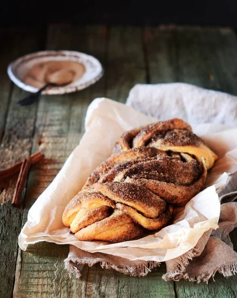 Zimt Gedrehtes Brot Oder Babka Auf Dunklem Holzgrund Stillleben Rustikaler — Stockfoto