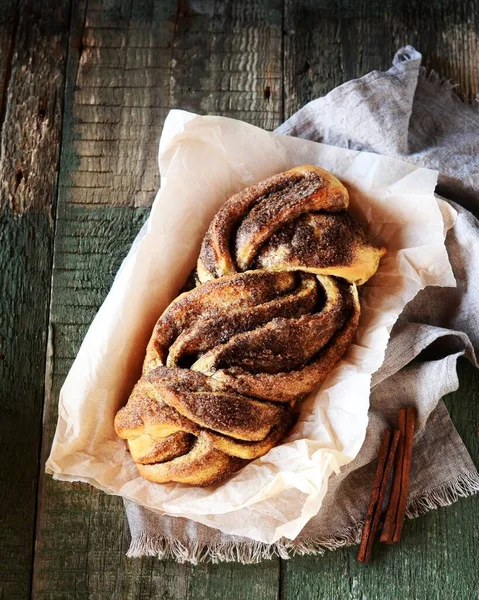 Skořice Kroucený Bochník Chleba Nebo Babka Tmavém Dřevěném Pozadí Zátiší — Stock fotografie