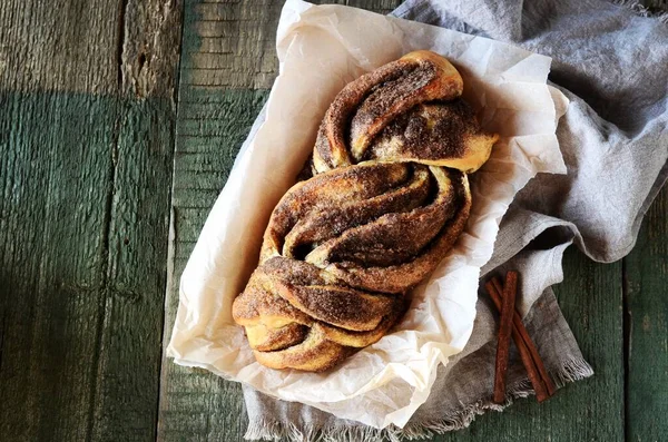 Skořice Kroucený Bochník Chleba Nebo Babka Tmavém Dřevěném Pozadí Zátiší — Stock fotografie