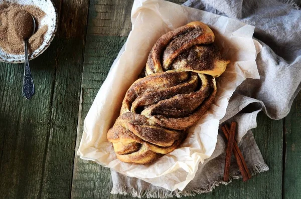 Skořice Kroucený Bochník Chleba Nebo Babka Tmavém Dřevěném Pozadí Zátiší — Stock fotografie